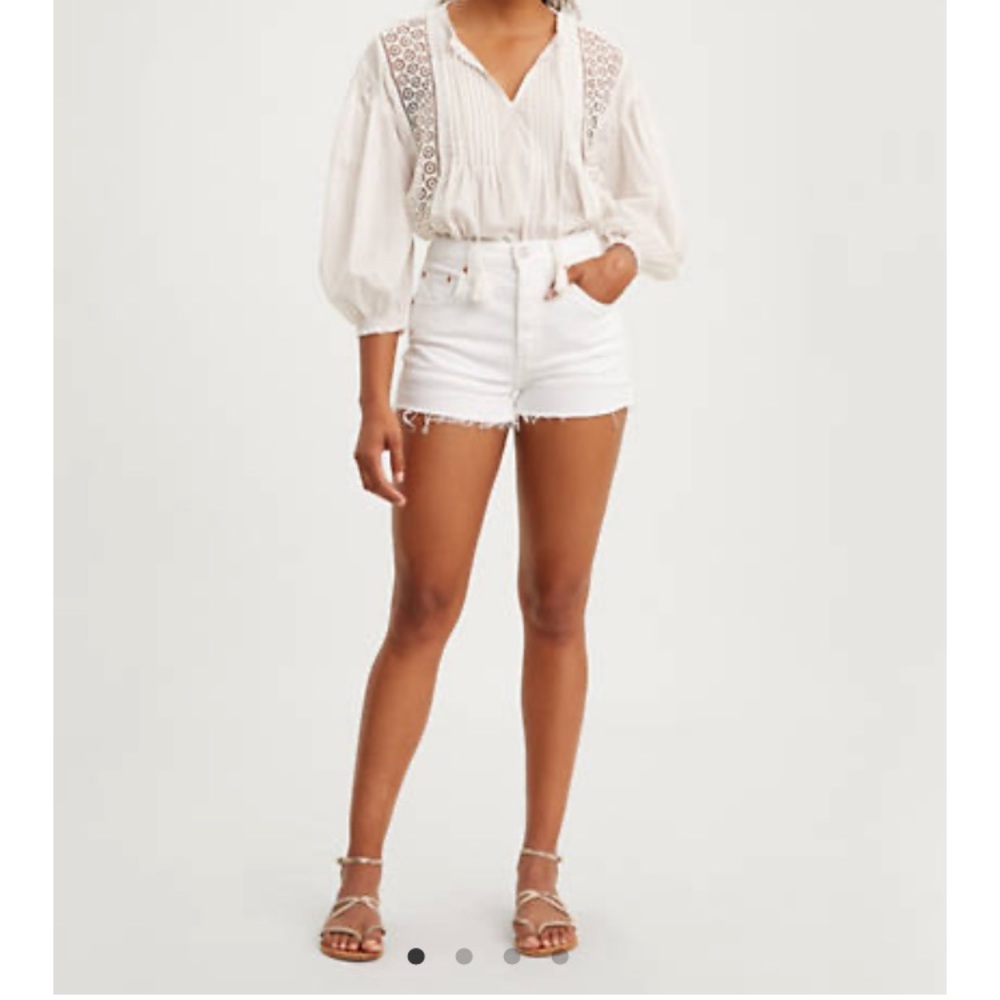 Levi’s white shorts size 26
